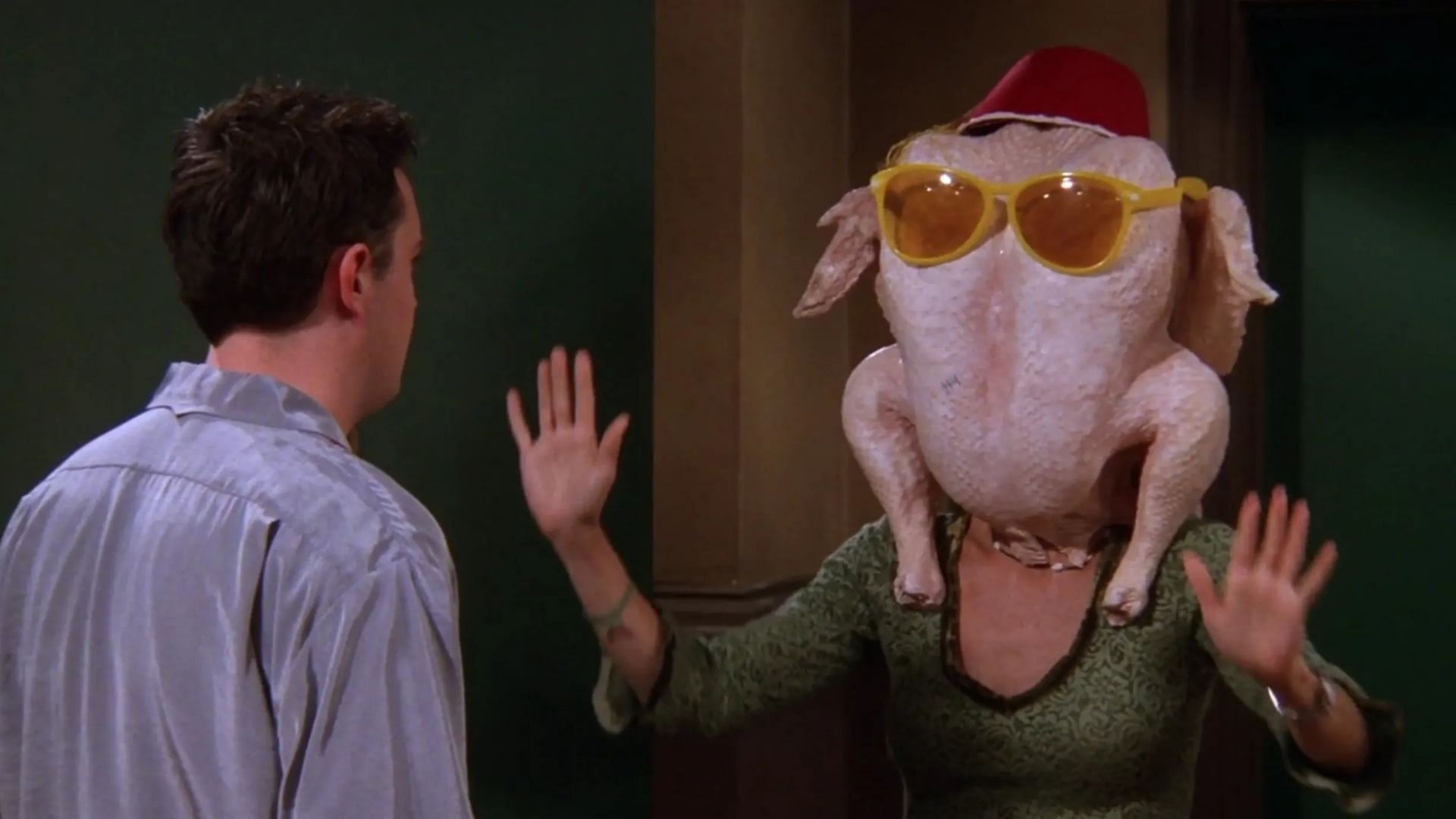 Chandler and Monica in a Friends Thanksgiving episode (Image via Warner Bros.)